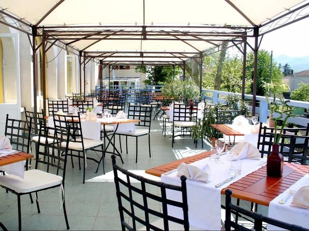 Logis Hotel Restaurant Le Castel Fleuri Saint-Jean-en-Royans Dış mekan fotoğraf