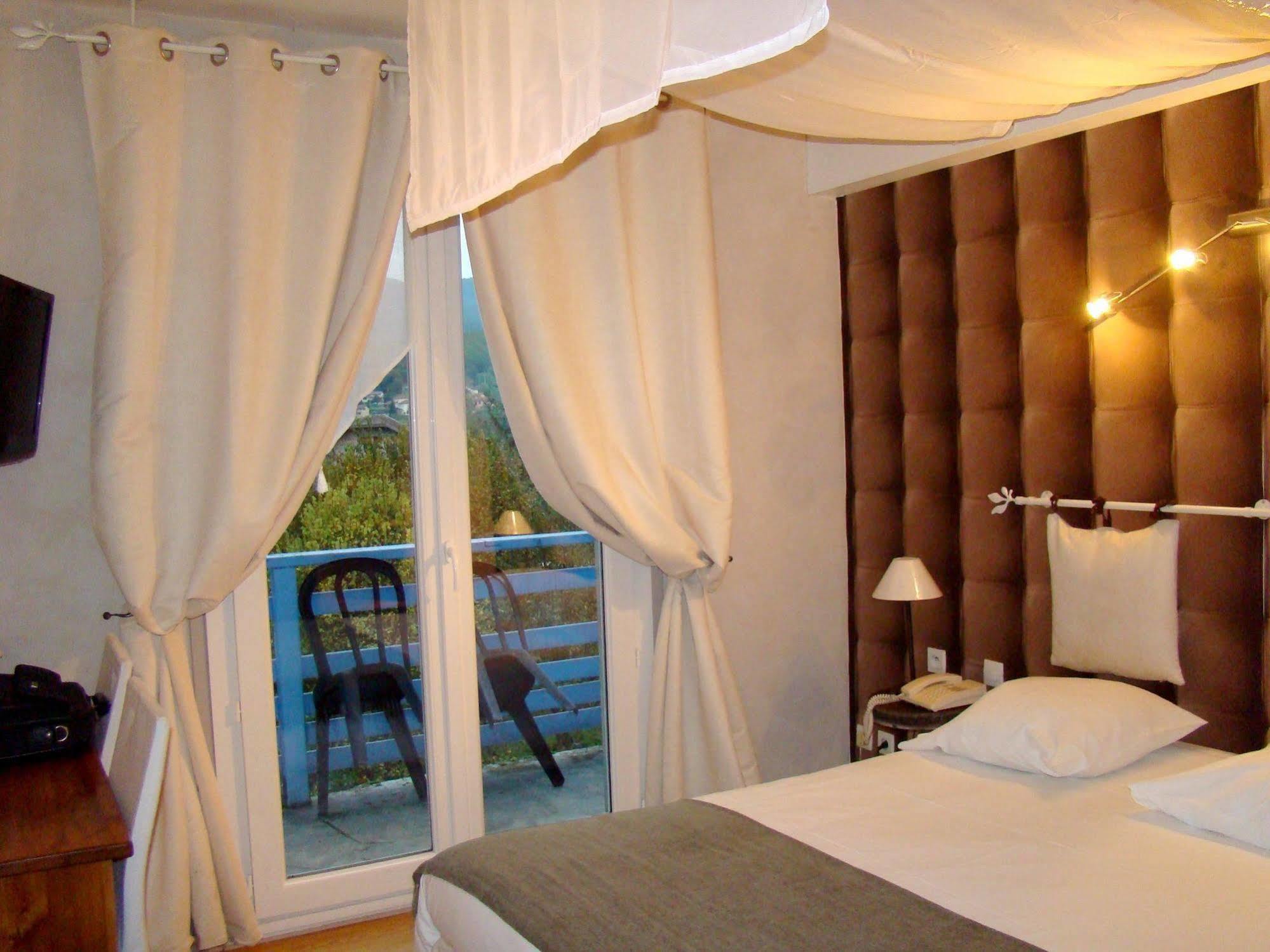 Logis Hotel Restaurant Le Castel Fleuri Saint-Jean-en-Royans Dış mekan fotoğraf